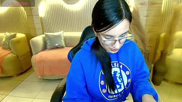 Snapshot of scarlettvixen_r chatting on November 24, 2025, 7:58 pm scarlettvixen r online show from November 24, 2025, 7:58 pm