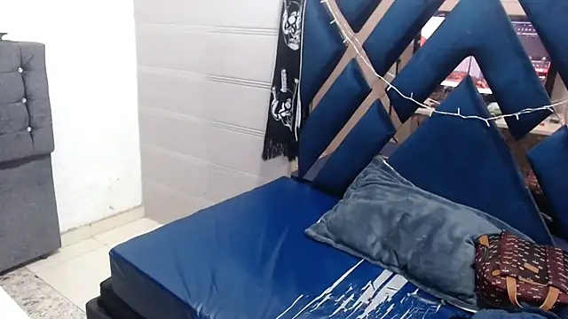 katalinathxandbritney1 online show from January 15, 2026, 2:04 am