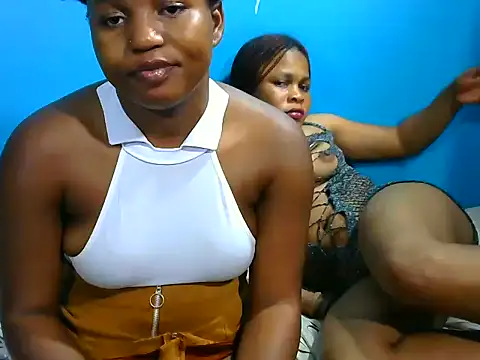 SweetHoney21  online show from October 7, 2025, 12:33 am