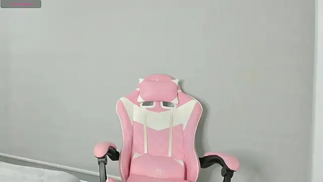 kendal hot01 online show from November 20, 2025, 12:06 pm