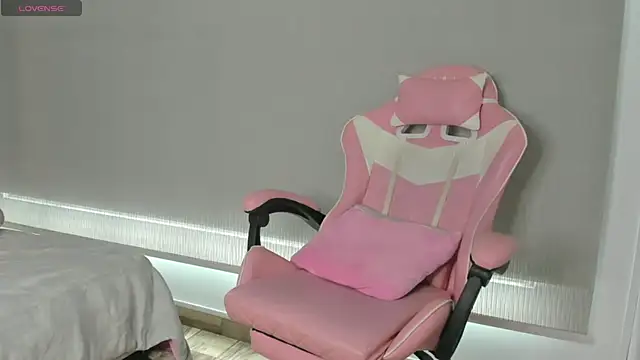 kendal hot01 online show from November 26, 2025, 5:57 pm