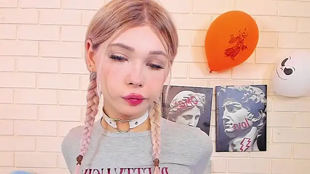 Snapshot of Blondy_Fina chatting on November 9, 2025, 4:38 am Blondy Fina online show from November 9, 2025, 4:38 am