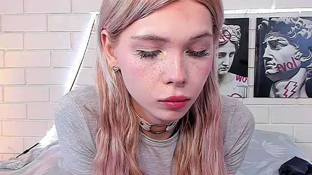 Snapshot of Blondy_Fina chatting on September 10, 2025, 4:44 am Blondy Fina online show from September 10, 2025, 4:44 am