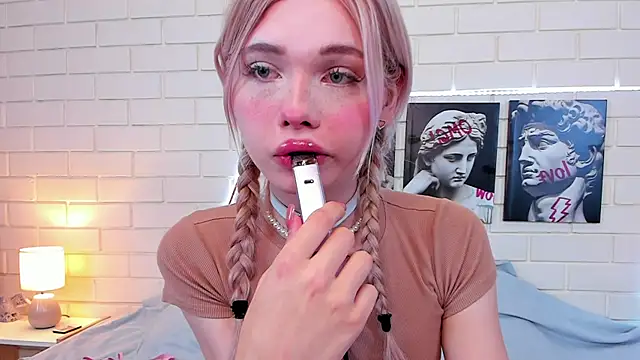 Snapshot of Blondy_Fina chatting on September 19, 2025, 4:38 am Blondy Fina online show from September 19, 2025, 4:38 am