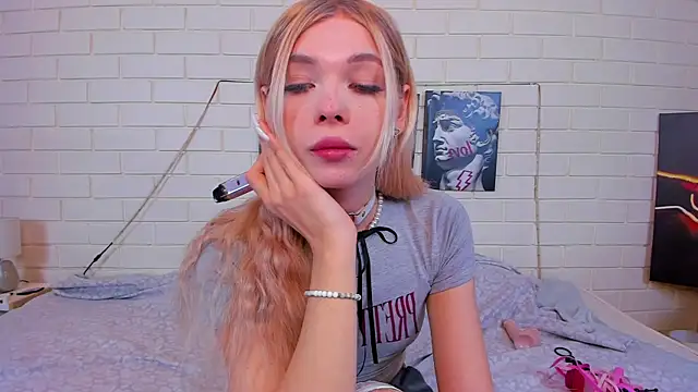 Snapshot of Blondy_Fina chatting on October 5, 2025, 4:47 am Blondy Fina online show from October 5, 2025, 4:47 am