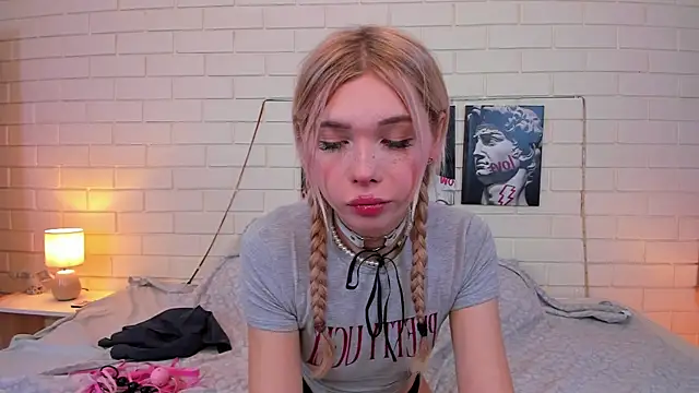 Snapshot of Blondy_Fina chatting on September 22, 2025, 5:02 am Blondy Fina online show from September 22, 2025, 5:02 am