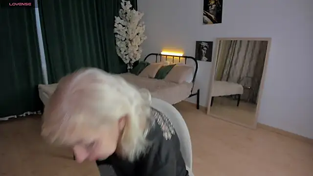 LiliaMoons online show from November 18, 2025, 9:34 am