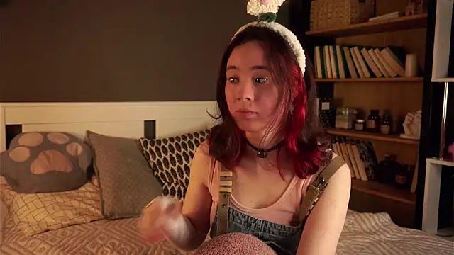 Snapshot of AlbertaClack chatting on November 5, 2025, 11:13 am AlbertaClack online show from November 5, 2025, 11:13 am