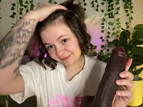 MoonIvy  online show from February 5, 2026, 6:37 pm