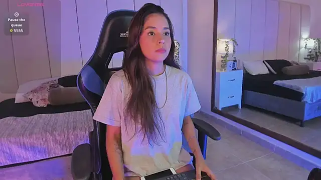 mia rousse25 online show from December 2, 2025, 1:35 pm