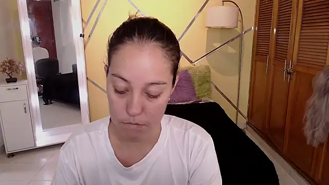 Snapshot of shirleyrojas chatting on December 15, 2025, 9:31 pm shirleyrojas online show from December 15, 2025, 9:31 pm