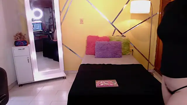 Snapshot of shirleyrojas chatting on December 1, 2025, 7:37 pm shirleyrojas online show from December 1, 2025, 7:37 pm