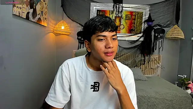 Snapshot of markbowie chatting on October 31, 2025, 11:40 am markbowie online show from October 31, 2025, 11:40 am