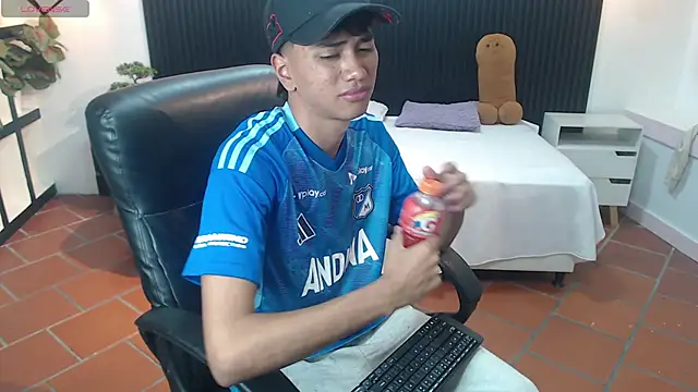 Snapshot of markbowie chatting on December 2, 2025, 8:10 pm markbowie online show from December 2, 2025, 8:10 pm