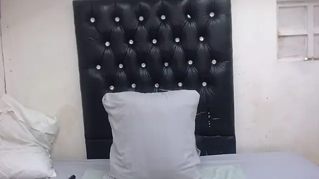 Snapshot of GlowGoddessxx chatting on March 26, 2026, 5:17 am GlowGoddessxx online show from March 26, 2026, 5:17 am