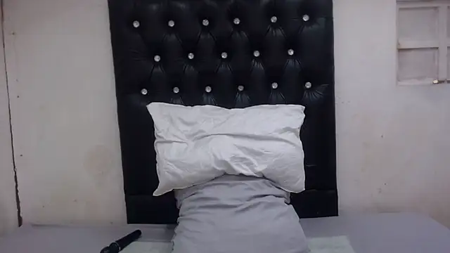 Snapshot of GlowGoddessxx chatting on March 4, 2026, 5:37 am GlowGoddessxx online show from March 4, 2026, 5:37 am