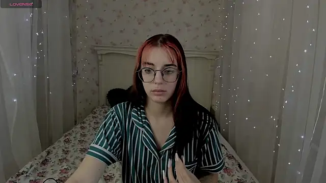 Leia Moreno online show from October 9, 2025, 3:07 am