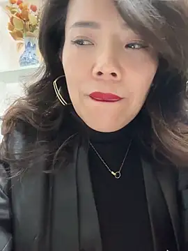 anna yngs online show from November 10, 2025, 7:35 am