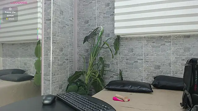 Snapshot of VioletLux chatting on November 4, 2025, 7:39 pm VioletLux online show from November 4, 2025, 7:39 pm