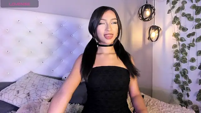 Nicollee Heart online show from March 19, 2026, 1:44 pm