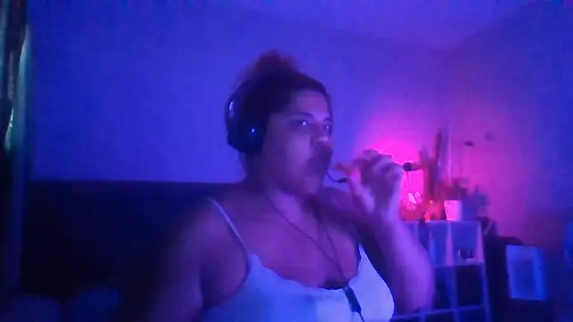 Snapshot of 1n0nlythroat chatting on May 13, 2026, 10:39 pm 1n0nlythroat online show from May 13, 2026, 10:39 pm