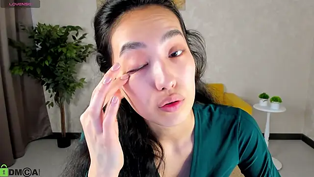 FlirtyAura online show from May 4, 2026, 3:32 am