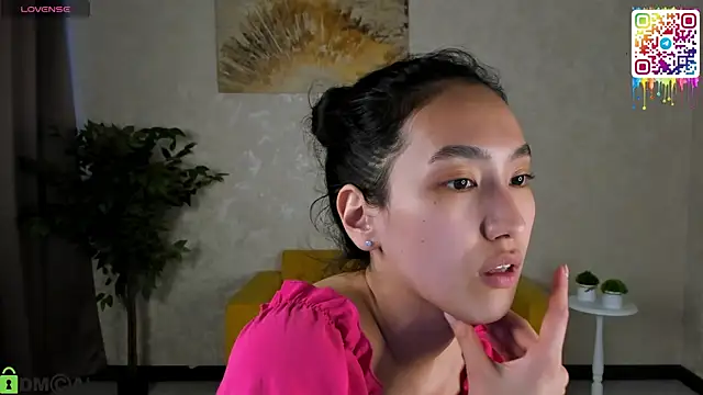 FlirtyAura online show from May 5, 2026, 11:46 am