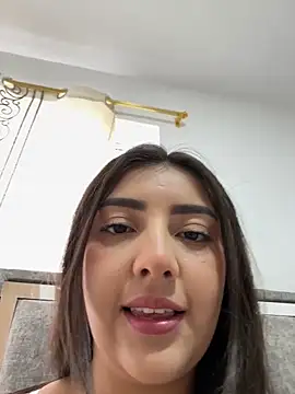 Snapshot of Lupe_19 chatting on September 21, 2025, 8:36 pm Lupe 19 online show from September 21, 2025, 8:36 pm