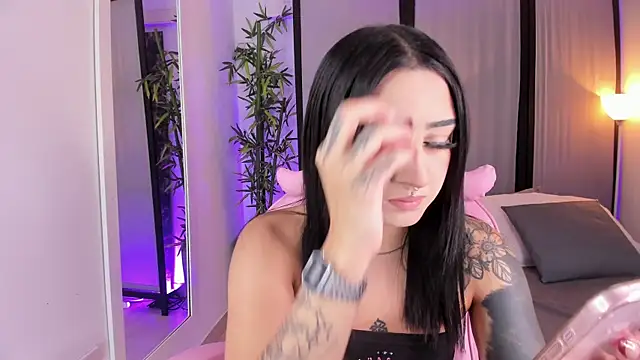 Snapshot of ChloeShade chatting on December 16, 2025, 5:50 pm ChloeShade online show from December 16, 2025, 5:50 pm