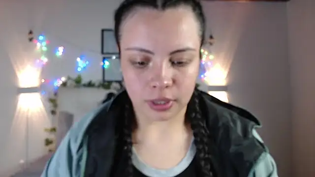 Megan 05  online show from May 4, 2026, 7:28 pm