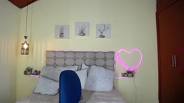 Snapshot of Megan_05_ chatting on June 11, 2026, 12:32 am Megan 05 online show from June 11, 2026, 12:32 am
