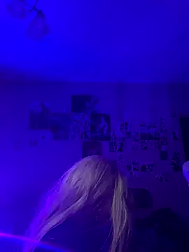 Akira-ivy online show from September 19, 2025, 6:56 pm