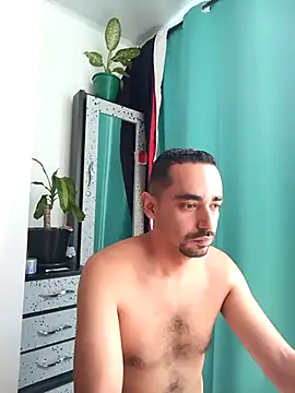 stivenlujan69 online show from December 17, 2025, 3:39 pm