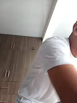 stivenlujan69 online show from November 20, 2025, 1:01 pm