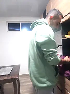 stivenlujan69 online show from November 9, 2025, 1:42 am