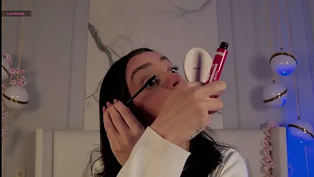 AdoraCortes online show from November 20, 2025, 5:08 am