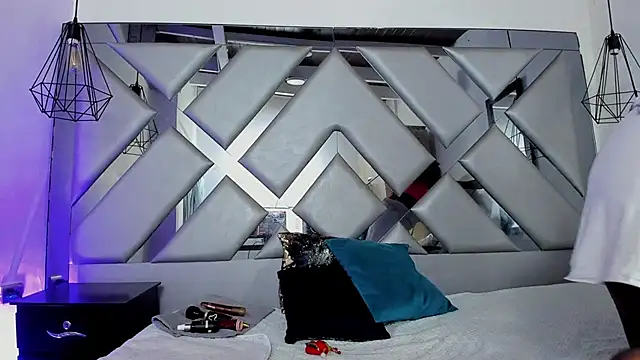 Lorenn Hill online show from December 14, 2025, 1:06 pm