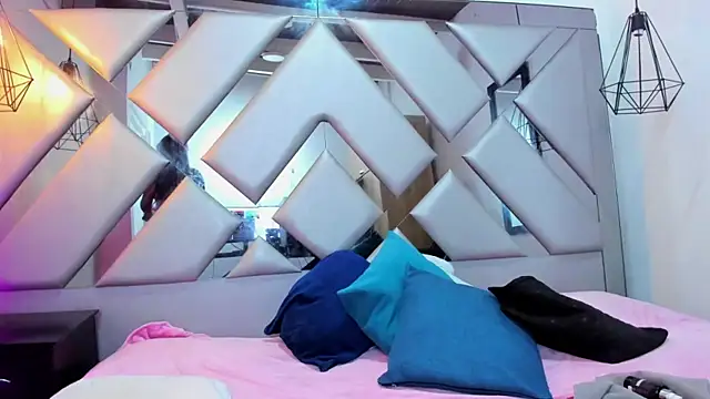 Lorenn Hill online show from October 10, 2025, 1:01 pm