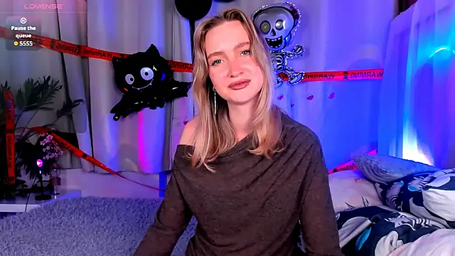 Snapshot of EllaBloom chatting on October 27, 2025, 3:46 pm EllaBloom online show from October 27, 2025, 3:46 pm