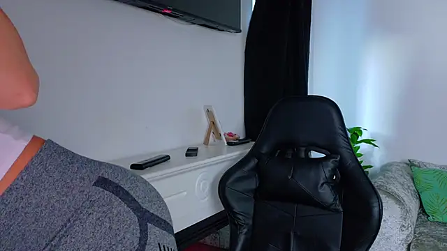 EvaBllake online show from February 13, 2026, 6:02 am