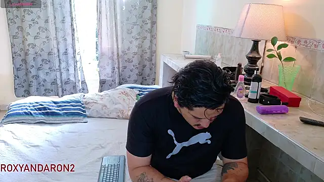 Snapshot of RoxyandAron2 chatting on June 9, 2026, 1:12 pm RoxyandAron2 online show from June 9, 2026, 1:12 pm