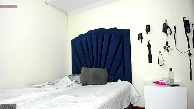 Snapshot of RoxyandAron2 chatting on March 18, 2026, 1:57 pm RoxyandAron2 online show from March 18, 2026, 1:57 pm