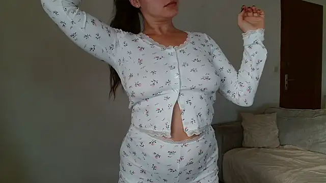 Snapshot of liloush__ chatting on October 22, 2025, 10:04 am liloush online show from October 22, 2025, 10:04 am