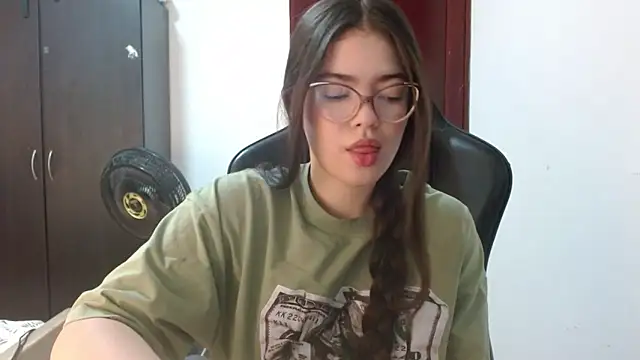 Snapshot of Valentina2390 chatting on June 20, 2026, 1:21 am Valentina2390 online show from June 20, 2026, 1:21 am