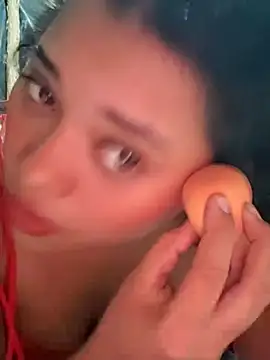 Snapshot of Violethroos chatting on December 2, 2025, 2:23 am Violethroos online show from December 2, 2025, 2:23 am