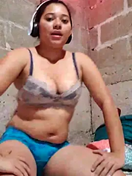 Snapshot of Violethroos chatting on December 3, 2025, 3:07 am Violethroos online show from December 3, 2025, 3:07 am