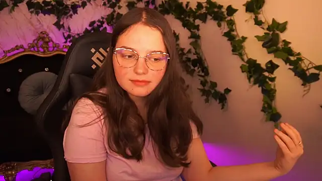 Snapshot of SophieDreamss chatting on October 22, 2025, 1:43 pm SophieDreamss online show from October 22, 2025, 1:43 pm