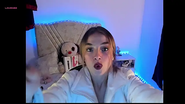 Mia Victoria22 online show from April 28, 2026, 2:27 am