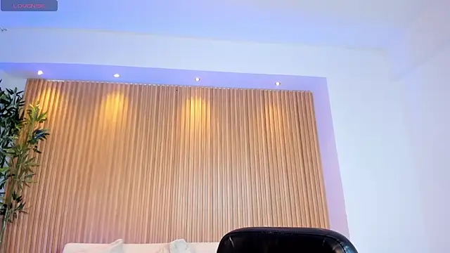 Snapshot of MadisonAnngel chatting on November 23, 2025, 1:32 pm MadisonAnngel online show from November 23, 2025, 1:32 pm