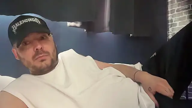 Snapshot of rough1985 chatting on September 23, 2025, 4:58 pm rough1985 online show from September 23, 2025, 4:58 pm